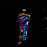 Tsutenkaku-Turm abends bunt angestrahlt