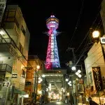 Tsutenkaku-Turm abends bunt angestrahlt