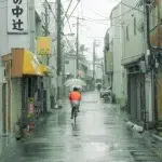Straße mit Fahrradfahrer im Stadtviertel Tamade in Osaka