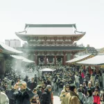 Senso-ji Tempel mit vielen Touristen in Asakusa, Tokio