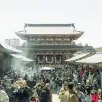 Senso-ji Tempel mit vielen Touristen in Asakusa auf Tokio Reise