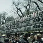 Laternen mit Inschriften am Senso-Ji Tempel