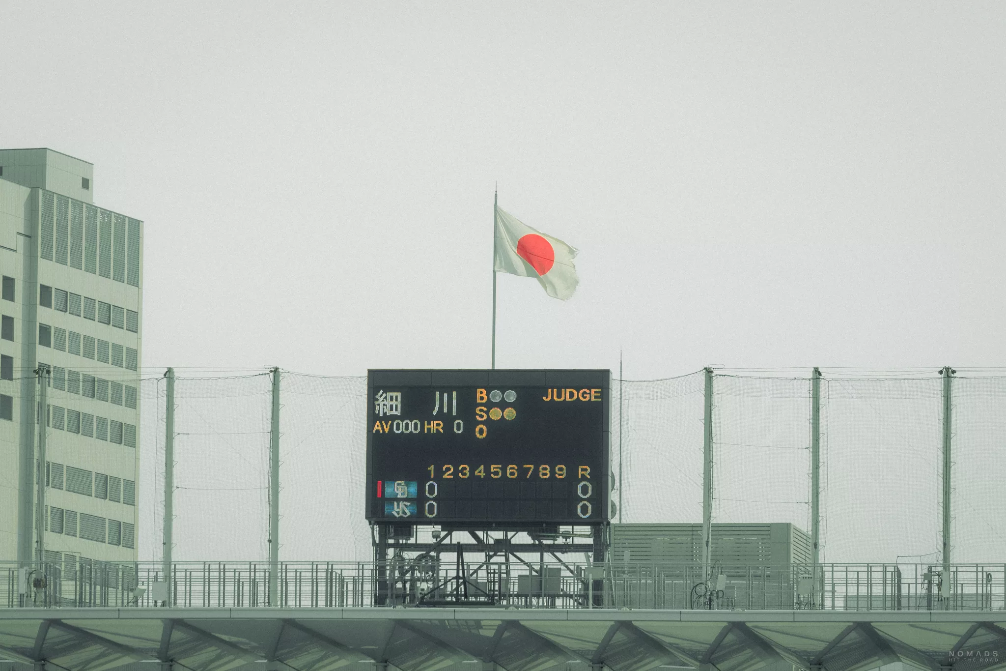 Japanische Flagge über einer Anzeigetafel im Baseball Stadium