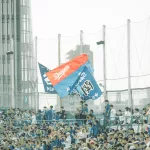 Fan Flagge im Baseball Stadion mit Fans