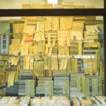 Buchalden mit Büchern und Schriften in Jimbō-chō