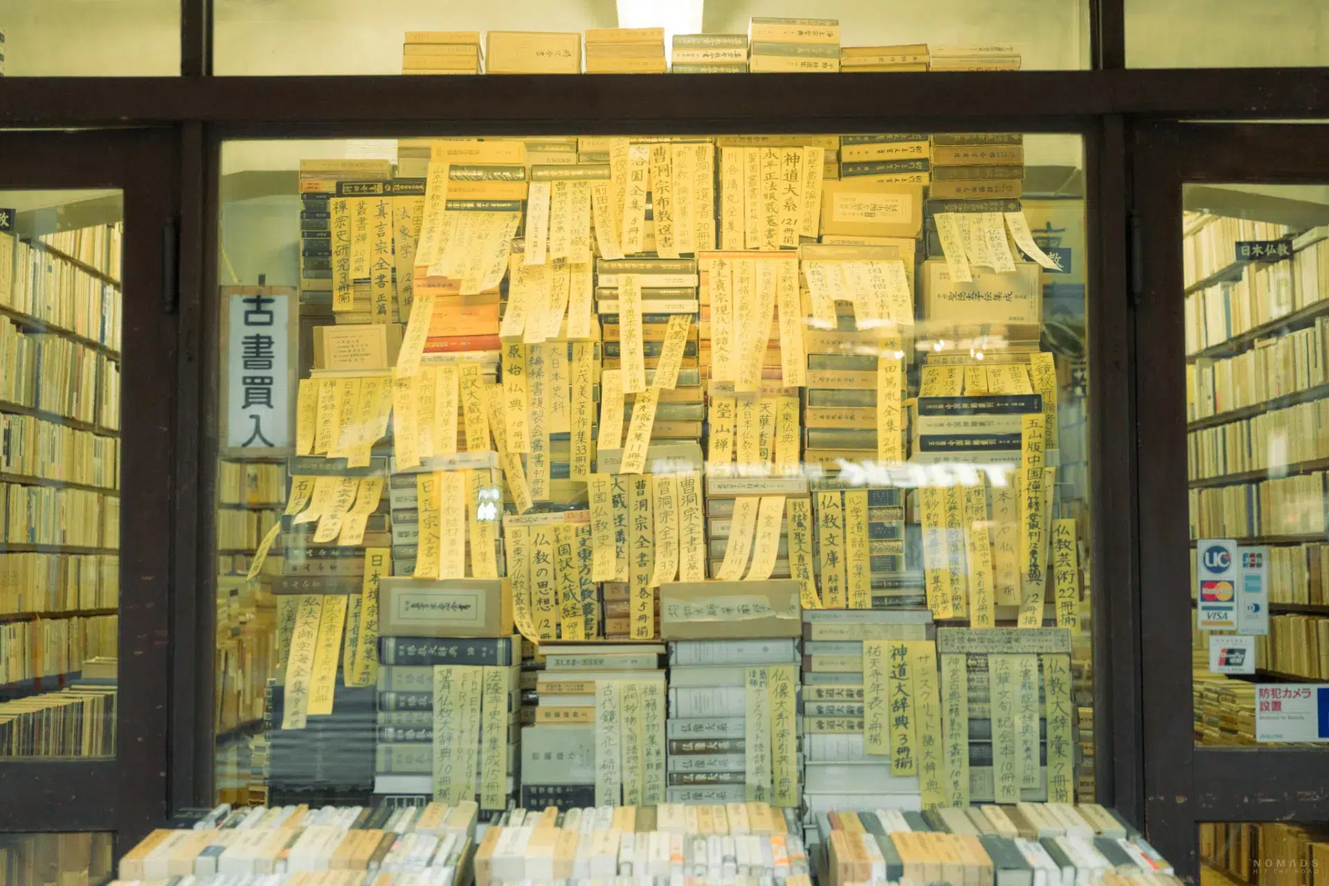 Buchalden mit Büchern und Schriften in Jimbō-chō