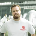 Mann im weißen Tshirt im teamLab Planets in Tokio