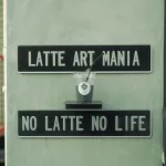 Schild und Kaffee vom Café Latte Art