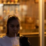 Frau trinkt eine Iyoshi Cola