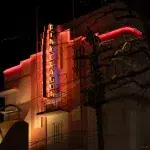 Neonschild in Shibuya am Gebäude