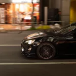 Schwarzes Sportcar in Shibuya