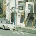 Sportcar in das Menschen einsteigen in Shibuya