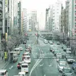 Straße in Shibuya gesäumt von Kirschblüten