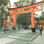 Das erste Tor des Fushimi-Inari-Taisha Schreins in Kyoto am Fuß des Berges