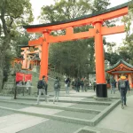 Das erste Tor des Fushimi-Inari-Taisha Schreins in Kyoto am Fuß des Berges