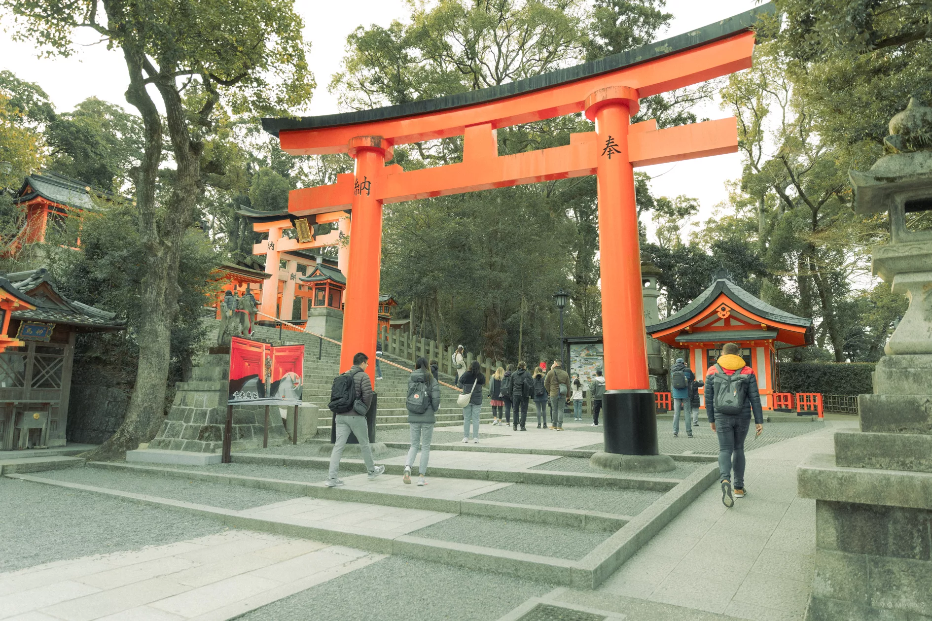 Das erste Tor des Fushimi-Inari-Taisha Schreins in Kyoto am Fuß des Berges
