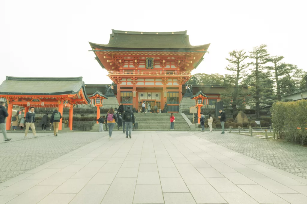 Blick auf den Eingang am Fushimi Inari-Taisha in den morgen Stunden kurz nach Sonnenaufgang