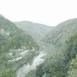 Blick vom Aussichtspunkt hinter dem Arashiyama Bambuswald auf die Schlucht und den Fluss
