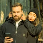 Mann und Frau im Arashiyama Bambuswald