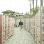 Person läuft über den Weg des Kimono-Forest in Arashiyama