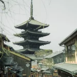Blick in durch die Gassen des Gion Viertels in Kyoto auf den Hokan-ji Temple