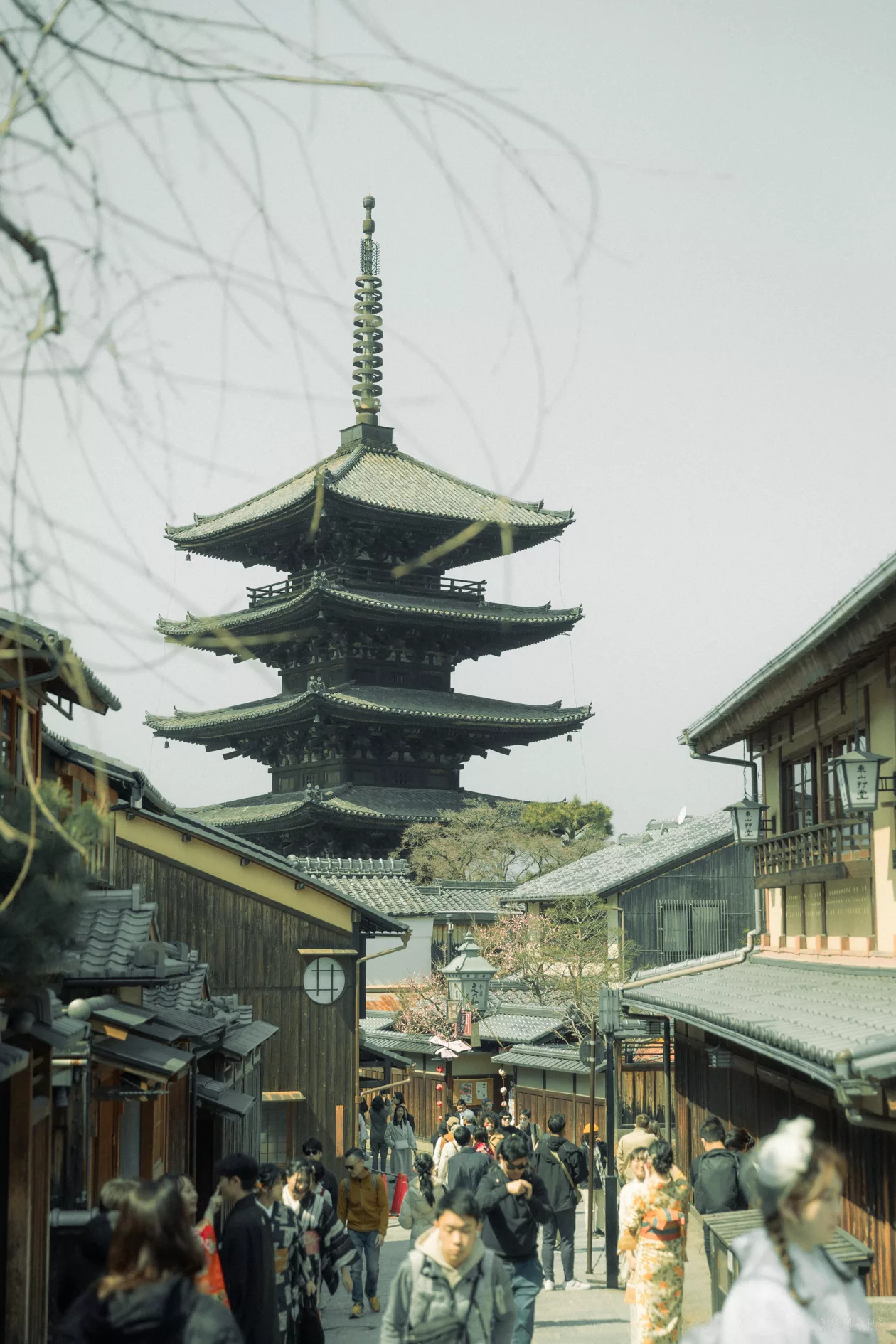 Blick in durch die Gassen des Gion Viertels in Kyoto auf den Hokan-ji Temple
