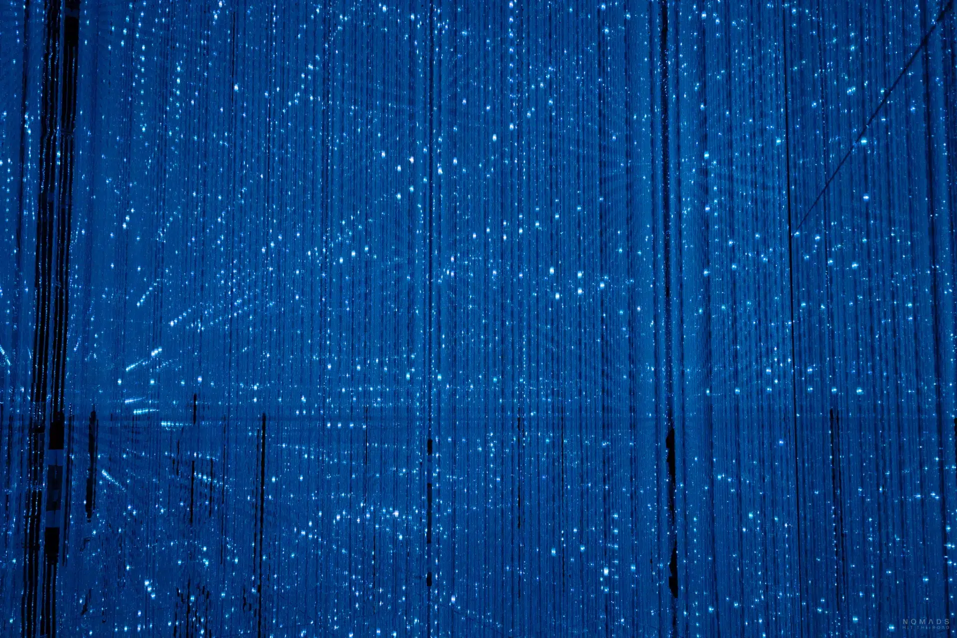 Blaues Licht und Lichterketten