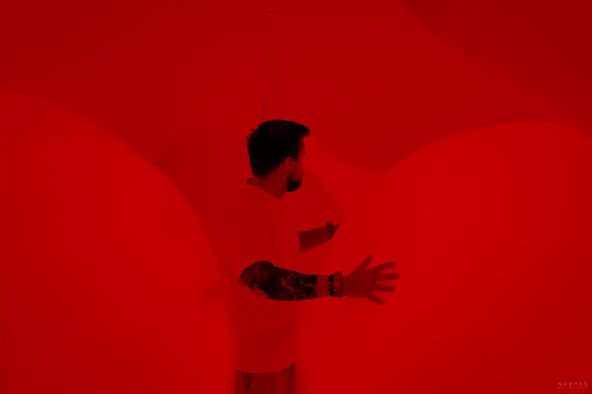 Rotes Licht mit Mann und Bällen in Kunstmuseum