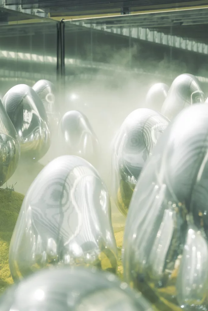 Reflektierende Skulpturen im Nebel