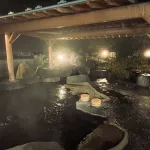 Das private Onsen des Yudanaka Tawaraya Ryokan im dunkeln