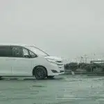 Auto auf dem Parkplatz des Oishi Parks im Regen