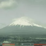 Blick auf den Mount Fuji aus dem fahrenden Zug zwischen Kyoto und Tokio