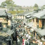 Menschenmassen in den engen Gassen des Gion Viertels in Kyoto