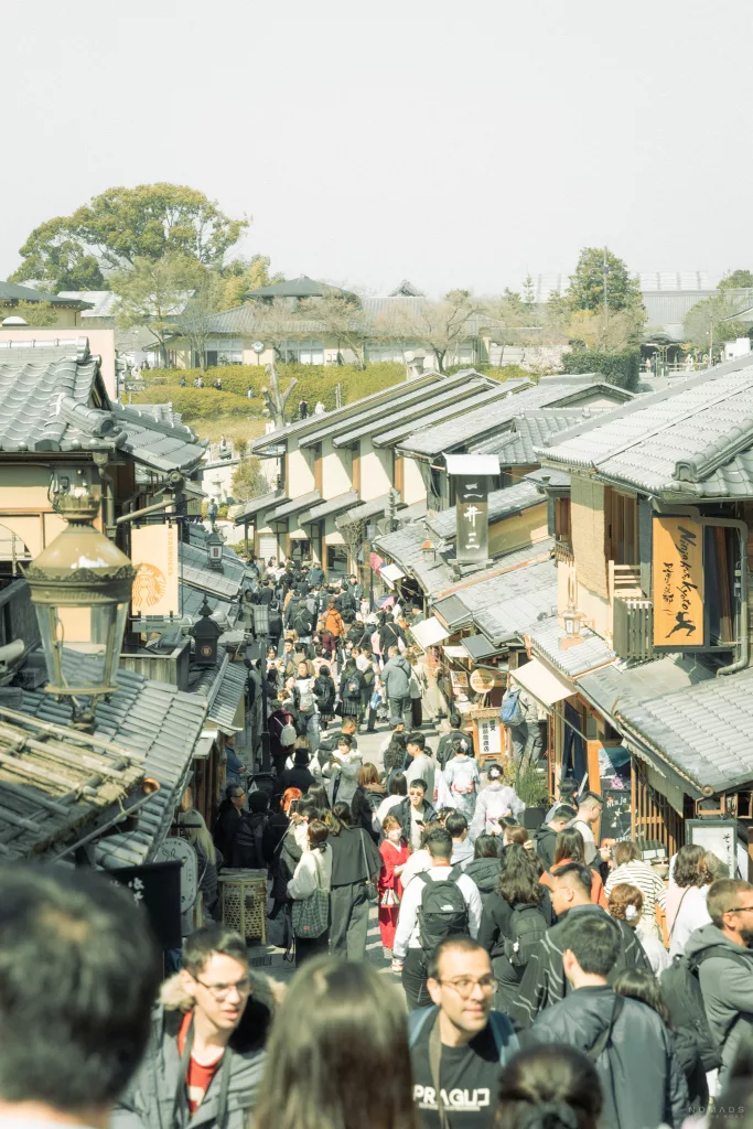 Menschenmassen in den engen Gassen des Gion Viertels in Kyoto