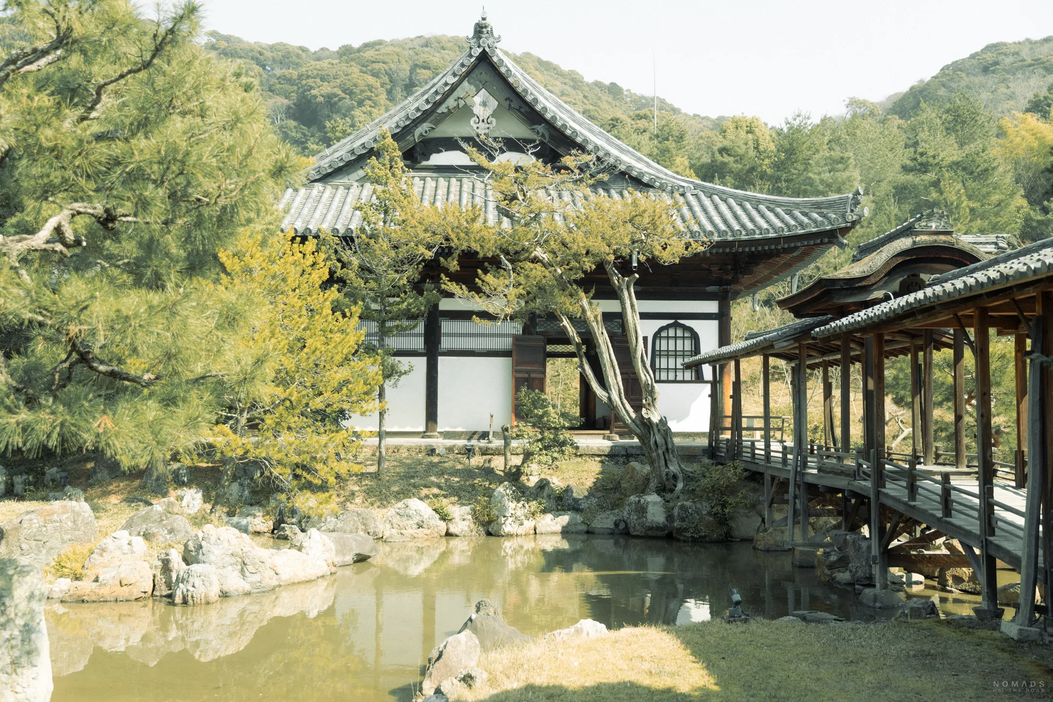 Blick über einen Teich auf ein Gebäude des Kōdaiji Tempel in Gion