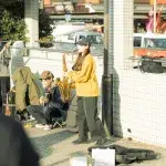 Straßenband spielt Musik vor der Gion-Shijo Station in Kyoto