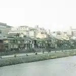 Blick auf den Kamo Fluss von der Brücke neben der Gion-Shijo Station