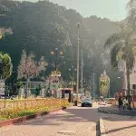 Blick auf Batu Caves vom Haupteingang