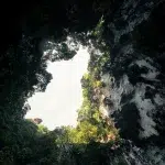 Gestein-Formationen und Licht strahlt in die Höhle