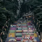 Bunte Treppen der Batu Caves in Felsformation