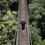 Mann auf Canopy Walk im KL Forest Eco Park