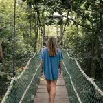 Frau auf Canopy Walk im KL Forest Eco Park