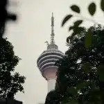 Blick auf KL Tower vom KL Forest Eco Park in Kuala Lumpur