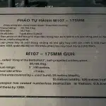 Schild mit Beschreibung einer Waffe aus dem Vietnamkrieg