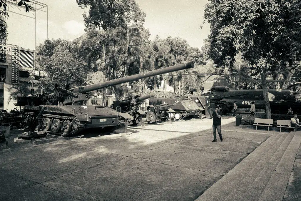 Panzer und weitere Militärfahrzeuge steht auf einem Platz im Kriegsreste-Museum in Ho Chi Minh Stadt