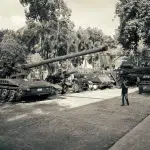 Panzer und weitere Militärfahrzeuge steht auf einem Platz im Kriegsreste-Museum in Ho Chi Minh Stadt