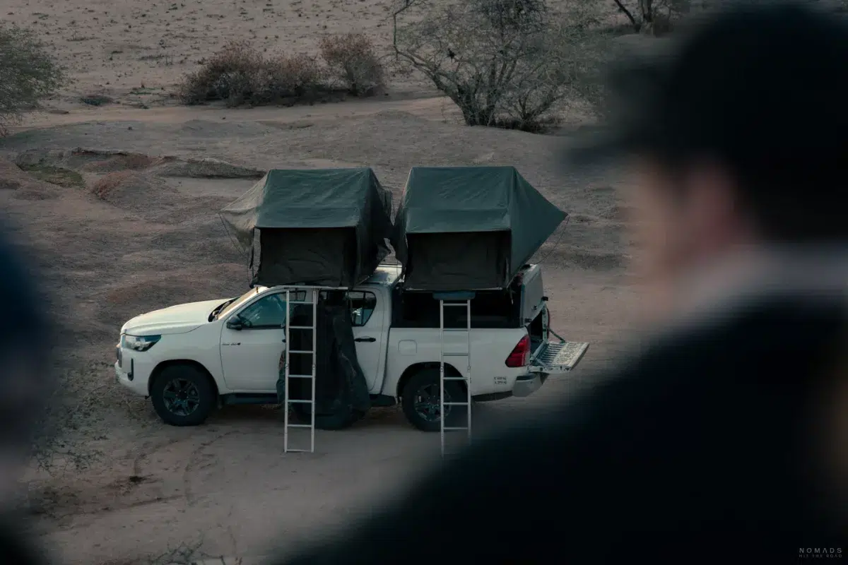 Weißes Auto mit zweiaufgestellten Dachzelten auf einem Campingplatz in Spitzkoppe, Namibia.