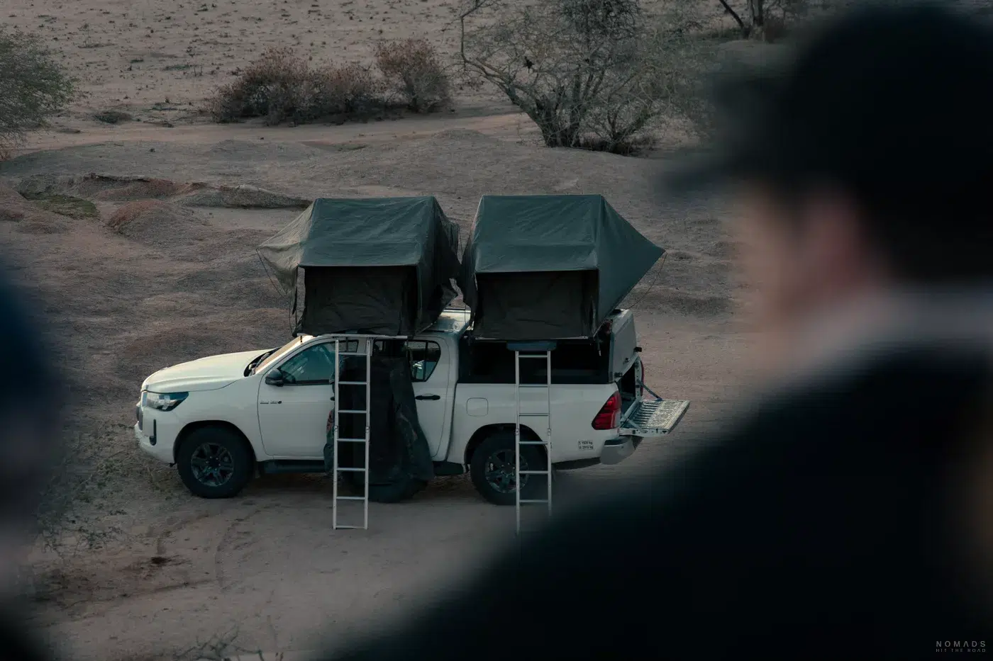 Weißes Auto mit zweiaufgestellten Dachzelten auf einem Campingplatz in Spitzkoppe, Namibia.