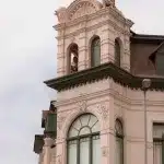 Historisches Gebäude mit prunkvoller Fassade im Stadtkern in Swakop Namibia