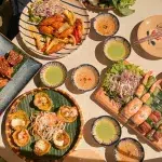 Tisch voll mit vietnamesischem Essen im Secret Garden